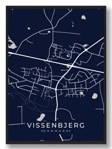 Vissenbjerg byplakat i stilrent design. Denne Vissenbjerg byplakat er med mørkeblå baggrund og viser Vissenbjerg fra sin smukkeste side
