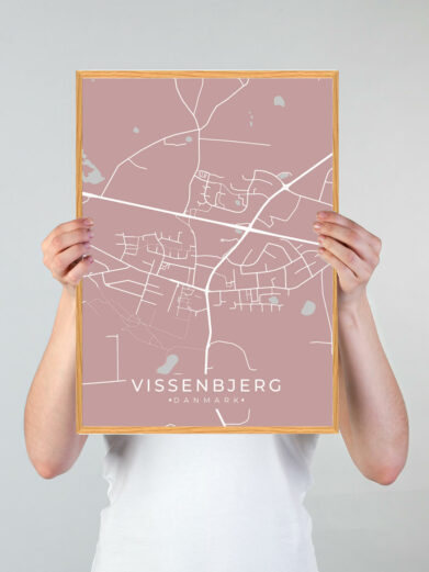 Vissenbjerg byplakat i stilrent design. Denne Vissenbjerg byplakat er med rosa baggrund og viser Vissenbjerg fra sin smukkeste side