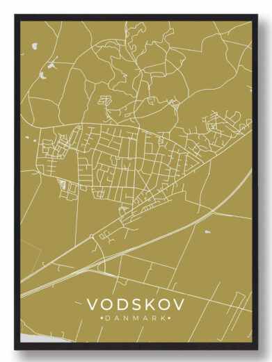 Vodskov byplakat i stilrent design. Denne Vodskov byplakat er med gul baggrund og viser Vodskov fra sin smukkeste side