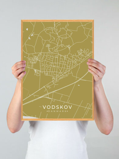 Vodskov byplakat i stilrent design. Denne Vodskov byplakat er med gul baggrund og viser Vodskov fra sin smukkeste side