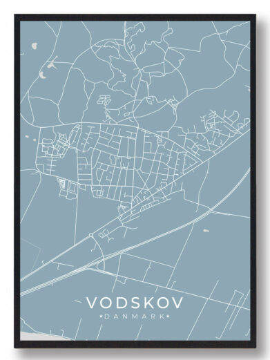 Vodskov byplakat i stilrent design. Denne Vodskov byplakat er med lyseblå baggrund og viser Vodskov fra sin smukkeste side