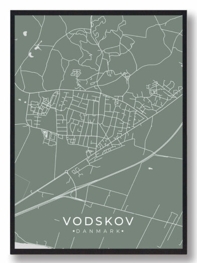 Vodskov byplakat i stilrent design. Denne Vodskov byplakat er med grøn baggrund og viser Vodskov fra sin smukkeste side