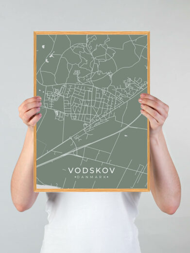 Vodskov byplakat i stilrent design. Denne Vodskov byplakat er med grøn baggrund og viser Vodskov fra sin smukkeste side