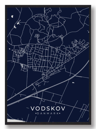 Vodskov byplakat i stilrent design. Denne Vodskov byplakat er med mørkeblå baggrund og viser Vodskov fra sin smukkeste side