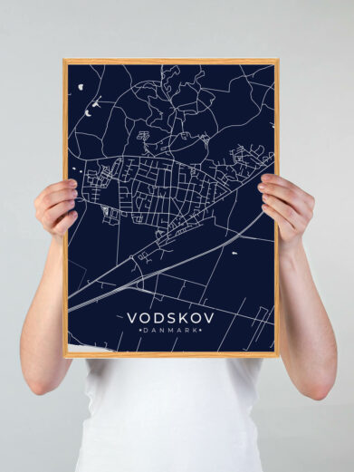 Vodskov byplakat i stilrent design. Denne Vodskov byplakat er med mørkeblå baggrund og viser Vodskov fra sin smukkeste side