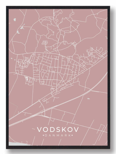 Vodskov byplakat i stilrent design. Denne Vodskov byplakat er med rosa baggrund og viser Vodskov fra sin smukkeste side
