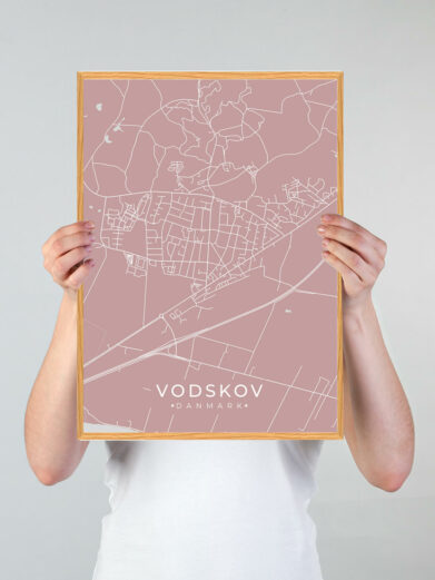 Vodskov byplakat i stilrent design. Denne Vodskov byplakat er med rosa baggrund og viser Vodskov fra sin smukkeste side