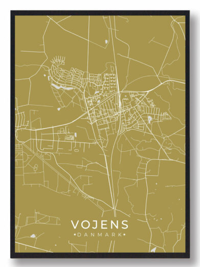 Vojens byplakat i stilrent design. Denne Vojens byplakat er med gul baggrund og viser Vojens fra sin smukkeste side