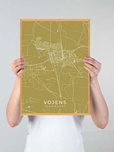 Vojens byplakat i stilrent design. Denne Vojens byplakat er med gul baggrund og viser Vojens fra sin smukkeste side