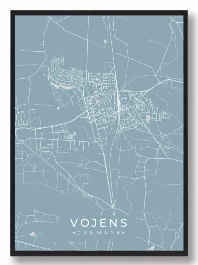 Vojens byplakat i stilrent design. Denne Vojens byplakat er med lyseblå baggrund og viser Vojens fra sin smukkeste side