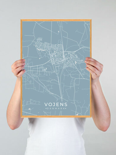 Vojens byplakat i stilrent design. Denne Vojens byplakat er med lyseblå baggrund og viser Vojens fra sin smukkeste side