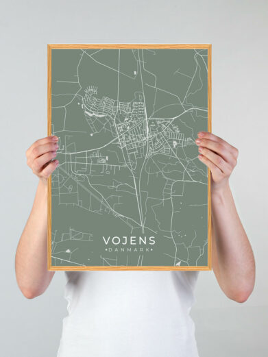 Vojens byplakat i stilrent design. Denne Vojens byplakat er med grøn baggrund og viser Vojens fra sin smukkeste side