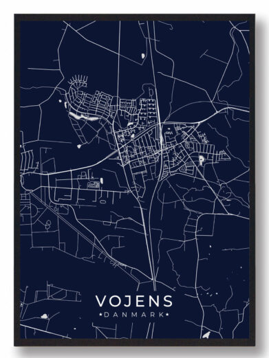 Vojens byplakat i stilrent design. Denne Vojens byplakat er med mørkeblå baggrund og viser Vojens fra sin smukkeste side
