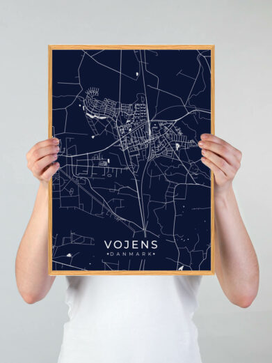 Vojens byplakat i stilrent design. Denne Vojens byplakat er med mørkeblå baggrund og viser Vojens fra sin smukkeste side