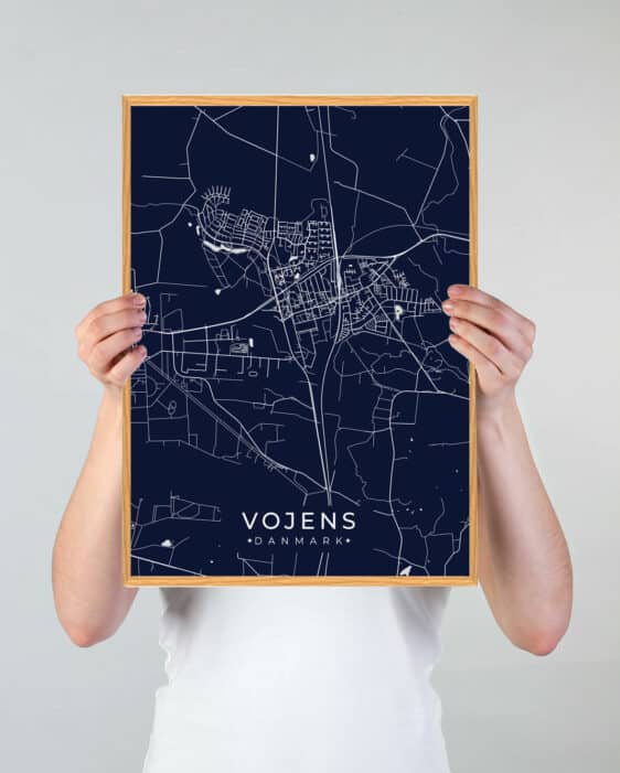 Vojens plakat i mørkeblå med bykortdetaljer. Minimalistisk stil, perfekt til stuen. Nu på tilbud!