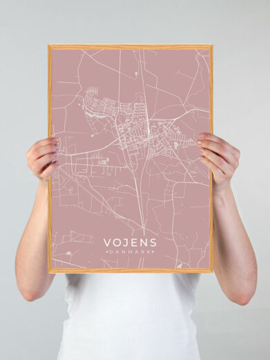Vojens byplakat i stilrent design. Denne Vojens byplakat er med rosa baggrund og viser Vojens fra sin smukkeste side