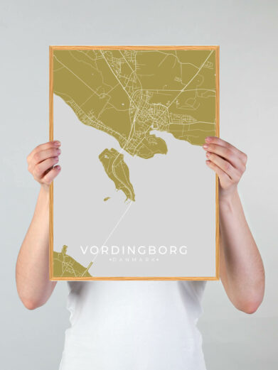 Vordingborg by plakat med gul baggrund. Vordingborg byplakaten viser Vordingborg fra sin smukkeste side