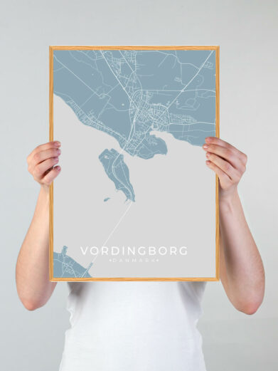 Vordingborg by plakat med lyseblå baggrund. Vordingborg byplakaten viser Vordingborg fra sin smukkeste side