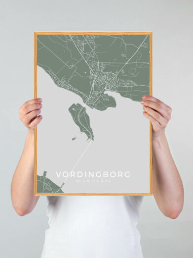 Vordingborg by plakat med grøn baggrund. Vordingborg byplakaten viser Vordingborg fra sin smukkeste side