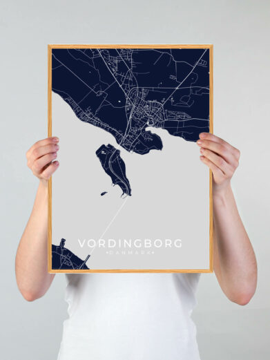 Vordingborg by plakat med mørkeblå baggrund. Vordingborg byplakaten viser Vordingborg fra sin smukkeste side