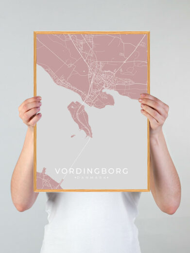 Vordingborg by plakat med lyserød baggrund. Vordingborg byplakaten viser Vordingborg fra sin smukkeste side