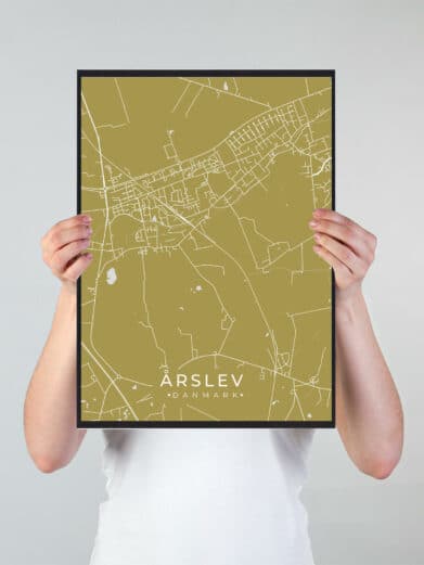 Årslev byplakat i stilrent design. Denne Årslev byplakat er med gul baggrund og viser Årslev fra sin smukkeste side