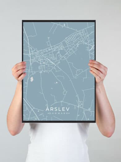 Årslev byplakat i stilrent design. Denne Årslev byplakat er med lyseblå baggrund og viser Årslev fra sin smukkeste side