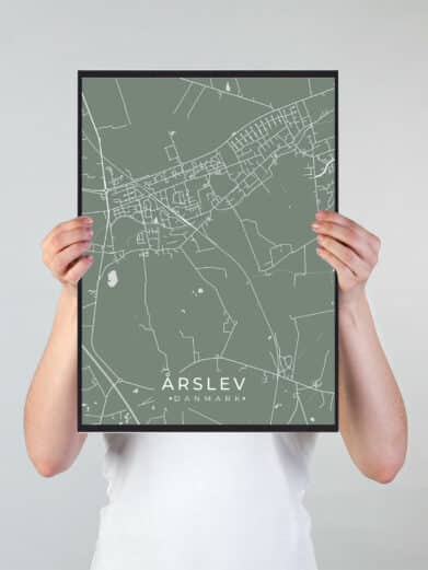 Årslev byplakat i stilrent design. Denne Årslev byplakat er med grøn baggrund og viser Årslev fra sin smukkeste side
