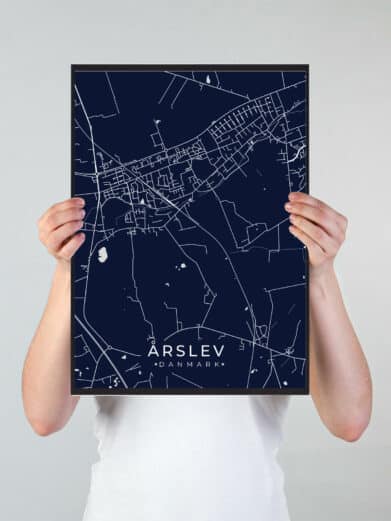 Årslev byplakat i stilrent design. Denne Årslev byplakat er med mørkeblå baggrund og viser Årslev fra sin smukkeste side