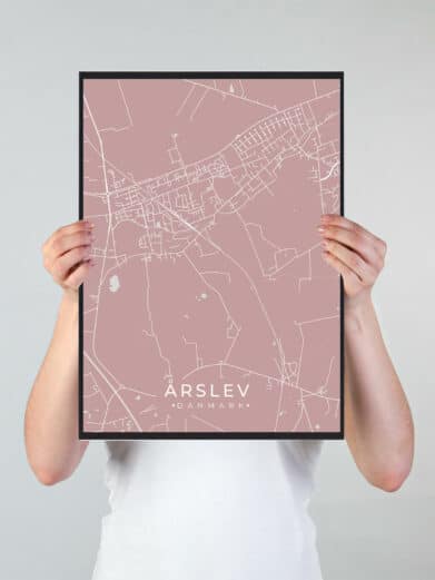 Årslev byplakat i stilrent design. Denne Årslev byplakat er med rosa baggrund og viser Årslev fra sin smukkeste side