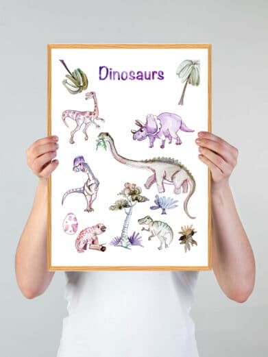 Håndtegnet Dinosaurplakat med lilla dinosaurs, træer og planter. Børneplakat med detaljeret akvarel illustrationer i en ramme.
