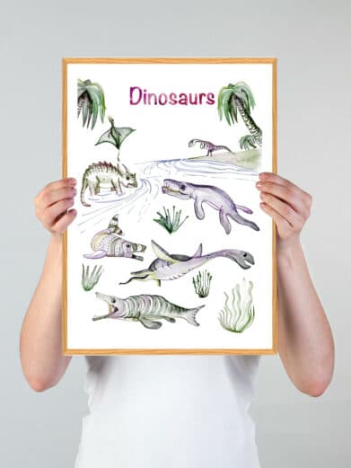 Håndtegnet Dinosaurplakat med vand-dinosaurer i akvarel. Perfekt børneplakat med søde dinosaurer. Se det store udvalg af børneplakater her.