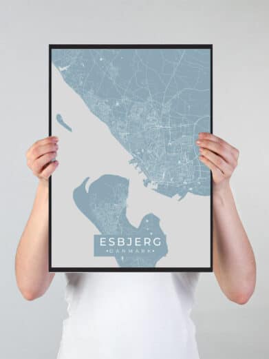 Esbjerg byplakat i stilrent design. Denne Esbjerg byplakat er med lyseblå baggrund og viser Esbjerg fra sin smukkeste side