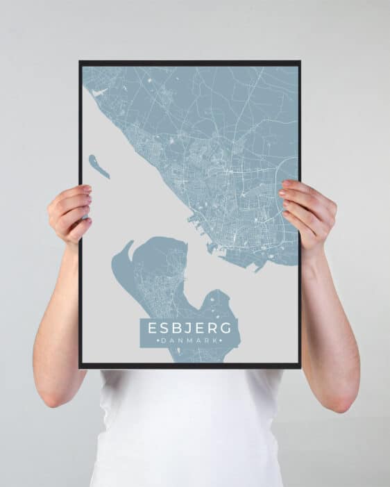 Esbjerg byplakat i stilrent design. Denne Esbjerg byplakat er med lyseblå baggrund og viser Esbjerg fra sin smukkeste side