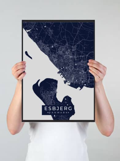Esbjerg byplakat i stilrent design. Denne Esbjerg byplakat er med mørkeblå baggrund og viser Esbjerg fra sin smukkeste side