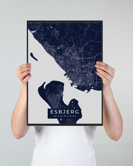 Esbjerg byplakat i stilrent design. Denne Esbjerg byplakat er med mørkeblå baggrund og viser Esbjerg fra sin smukkeste side