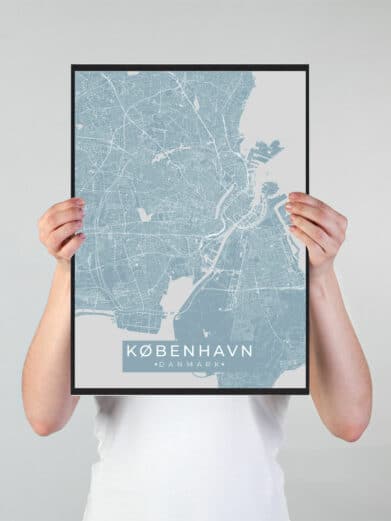 København plakat i lyseblå og hvid. Detaljeret kort over København, indrammet i sort. Moderne bykunst.