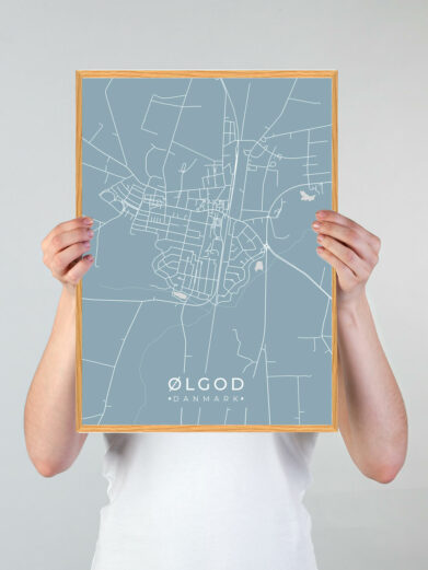 Ølgod byplakat i stilrent design. Denne Ølgod byplakat er med lyseblå baggrund og viser Ølgod fra sin smukkeste side