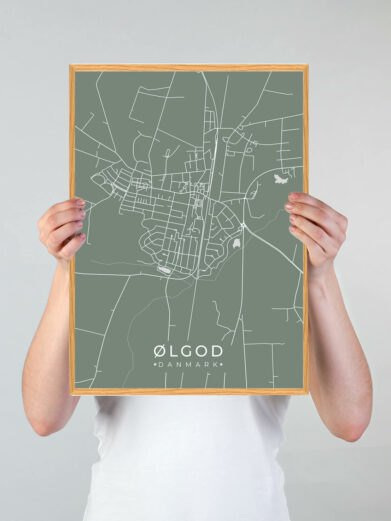 Ølgod byplakat i stilrent design. Denne Ølgod byplakat er med grøn baggrund og viser Ølgod fra sin smukkeste side
