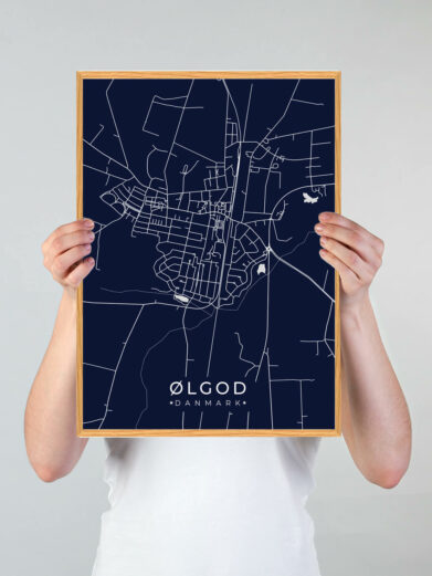 Ølgod byplakat i stilrent design. Denne Ølgod byplakat er med mørkeblå baggrund og viser Ølgod fra sin smukkeste side