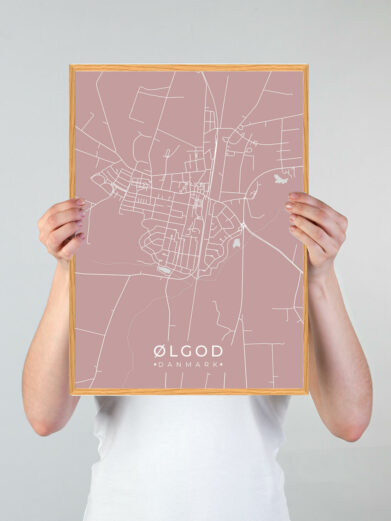 Ølgod byplakat i stilrent design. Denne Ølgod byplakat er med rosa baggrund og viser Ølgod fra sin smukkeste side