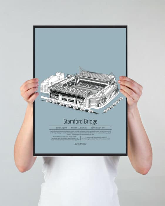 Fodbold plakat med Chelsea stadion. Denne fodbold plakat med Chelsea er i flot stilren lyseblå baggrund