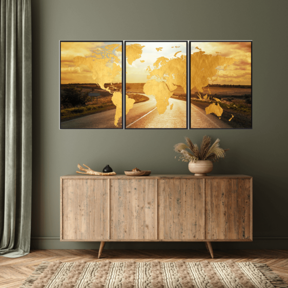 Verdenskort med vejen som baggrund. Verdenskortet er 3 delt og kort er i guld