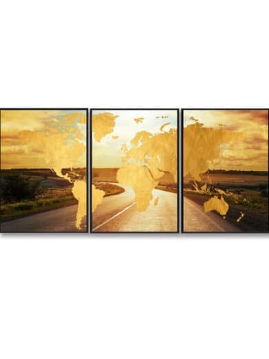 3-delt Verdenskort The Road plakat. Guld verdenskort overlejret et vejbillede i solnedgang. Stilfuldt og moderne design.
