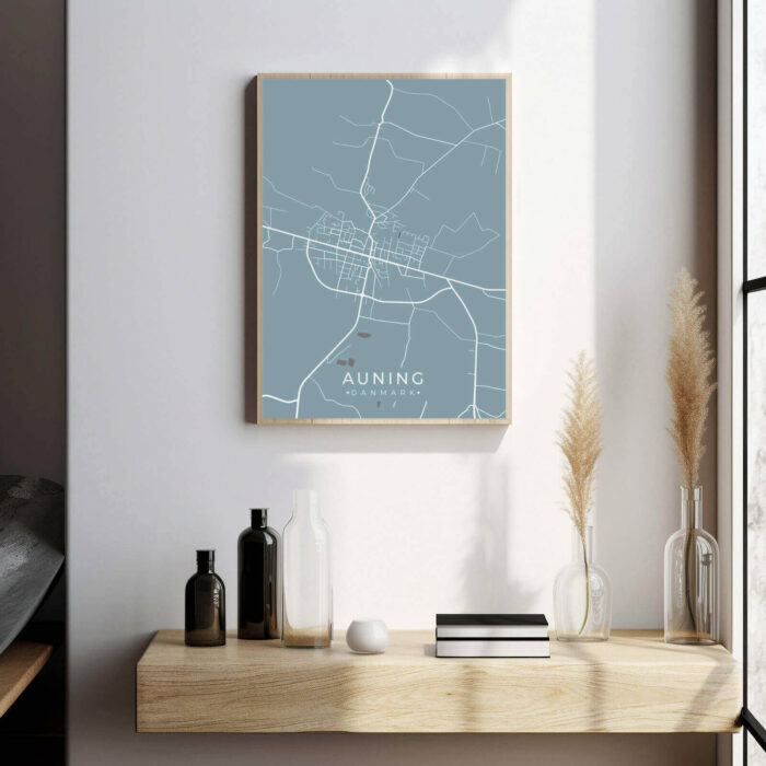 Auning by plakat er perfekt boligplakat, til stuen. Denne Auning plakat med området som motiv viser Auning fra sin smukkeste side