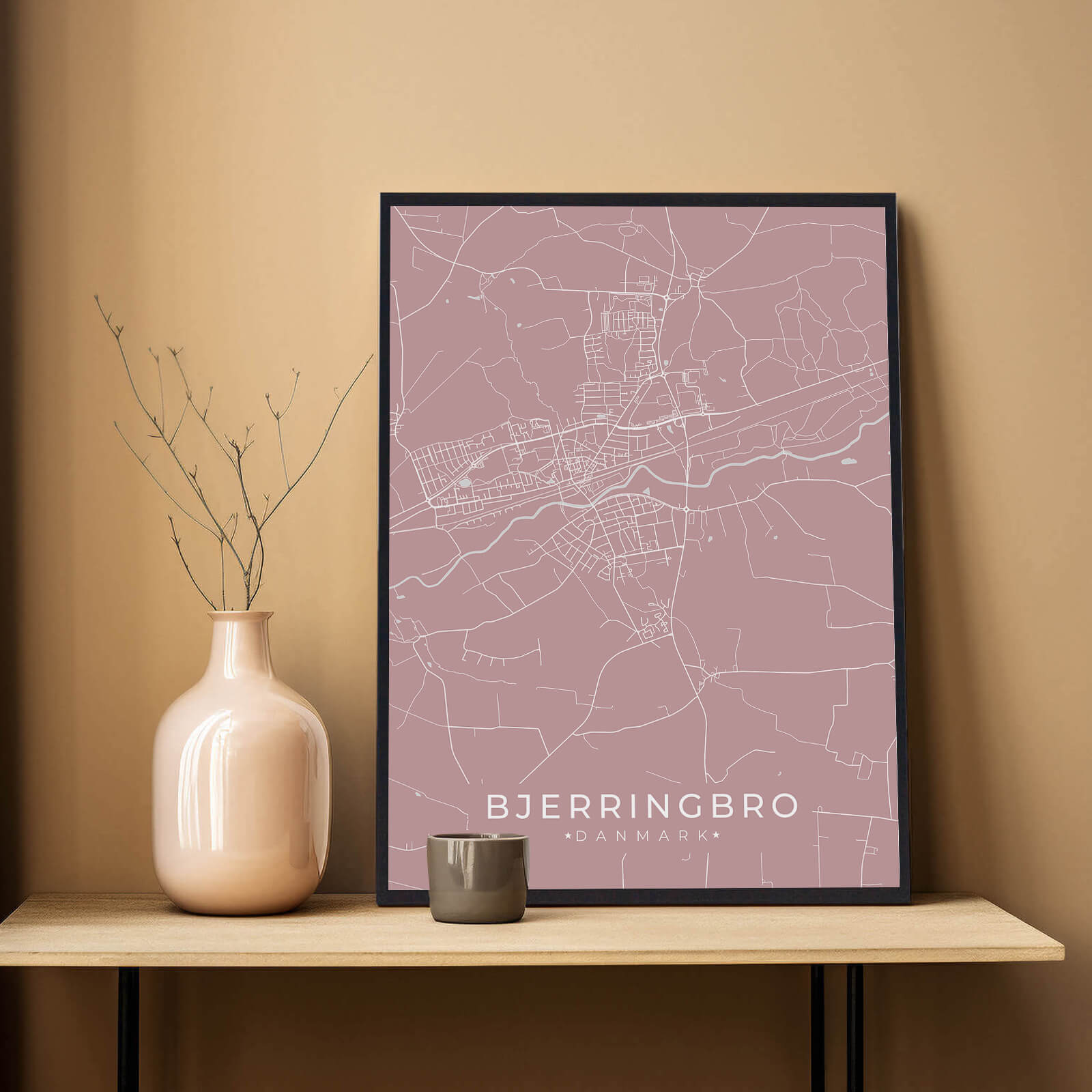 Bjerringbro by plakat er perfekt boligplakat, til stuen. Denne Bjerringbro plakat med området som motiv viser Bjerringbro fra sin smukkeste side