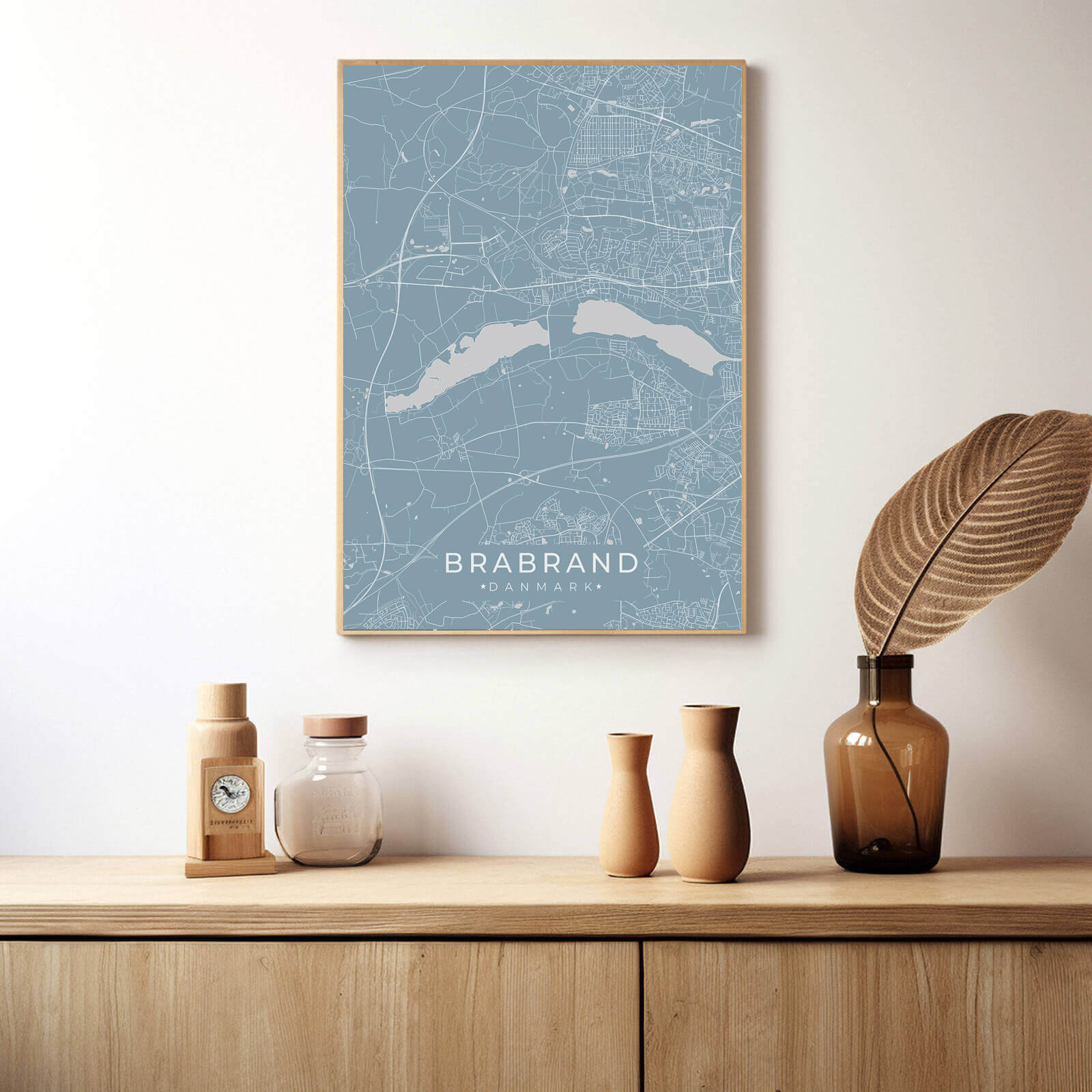 Brabrand by plakat er perfekt boligplakat, til stuen. Denne Brabrand plakat med området som motiv viser Brabrand fra sin smukkeste side