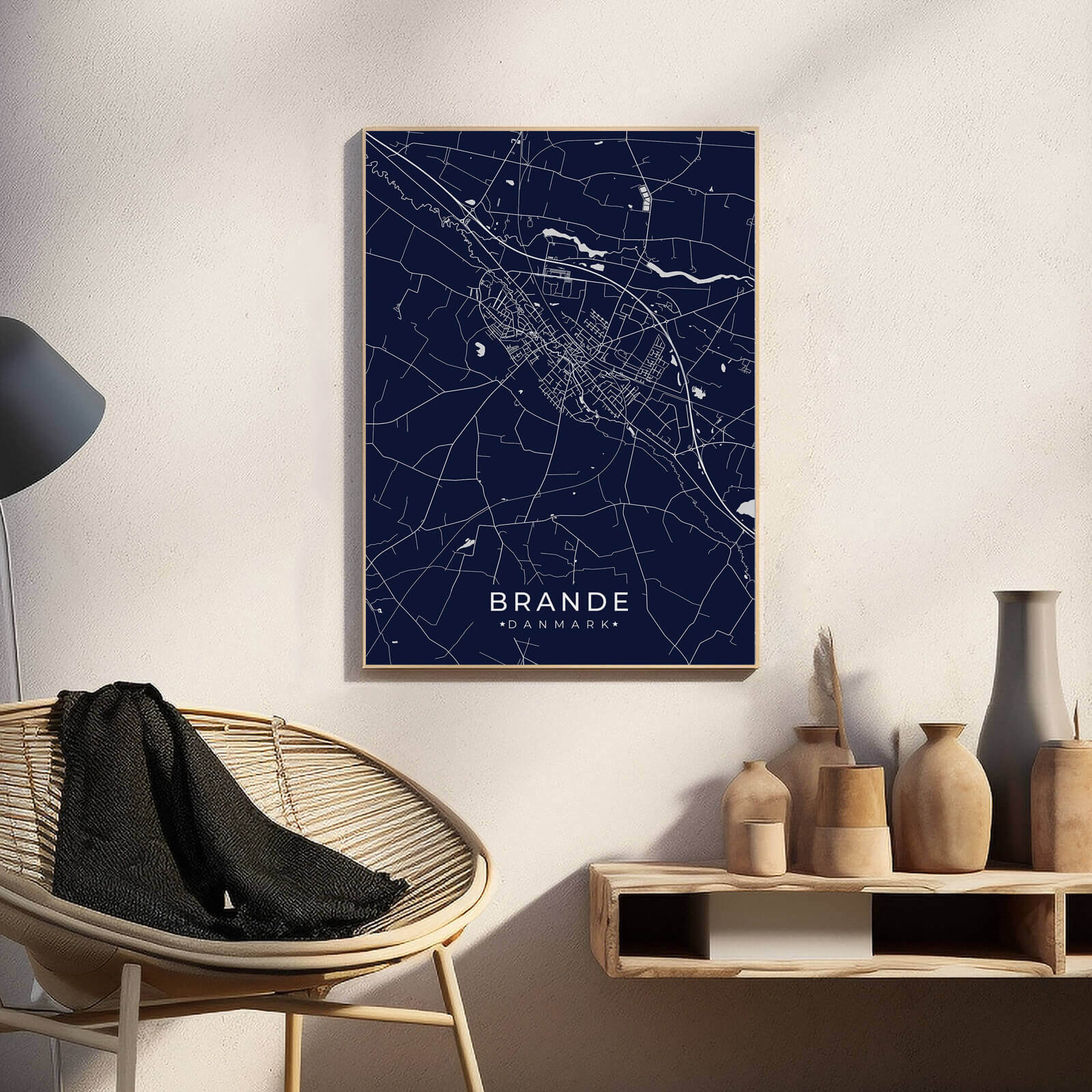 Brande by plakat er perfekt boligplakat, til stuen. Denne Brande plakat med området som motiv viser Brande fra sin smukkeste side