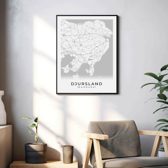 Djursland by plakat er perfekt boligplakat, til stuen. Denne Djursland plakat med området som motiv viser Djursland fra sin smukkeste side