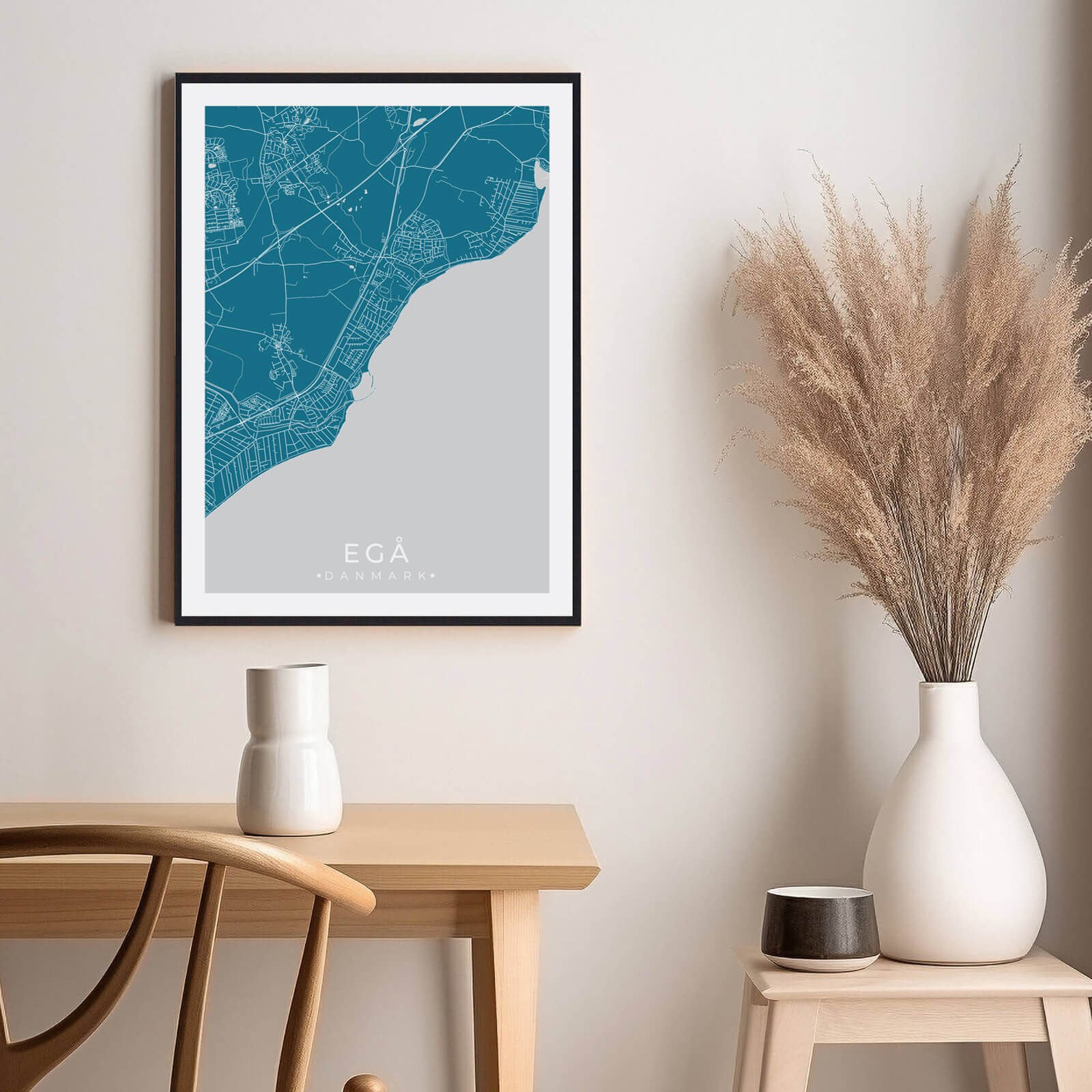 Egå by plakat er perfekt boligplakat, til stuen. Denne Egå plakat med området som motiv viser Egå fra sin smukkeste side